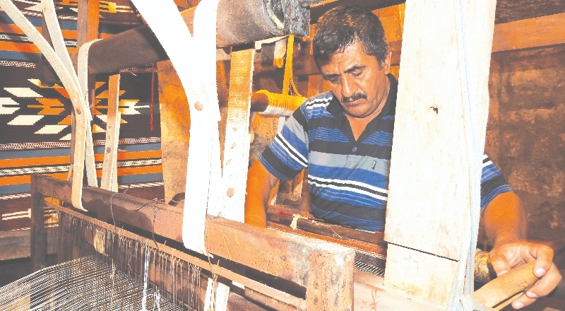 40 yıl sonra kilim dokumacılığına döndü