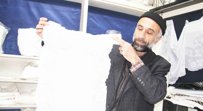 40 yıldır yaptığı nakışlarla genç kızların çeyizini süslüyor
