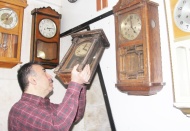 44 yıldır asırlık saatleri tamir ediyor