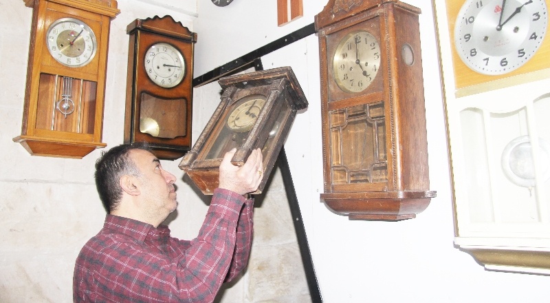 44 yıldır asırlık saatleri tamir ediyor