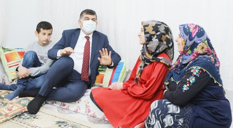 5 aileyi ziyaret etti