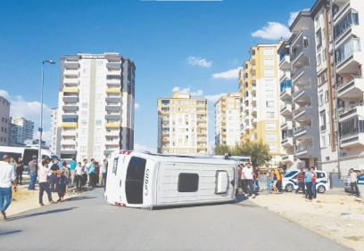 5 aracın karıştığı iki ayrı kazada 4 kişi yaralandı