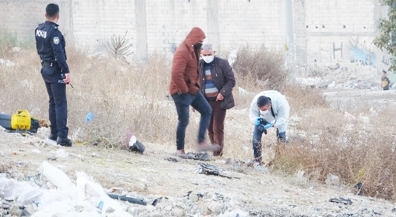 5 aylık olduğu belirlenen cenini boş araziye bıraktılar