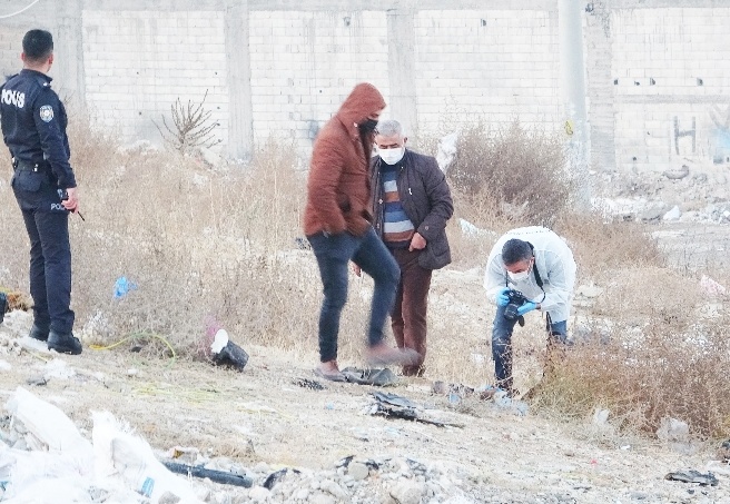 5 aylık olduğu belirlenen cenini boş araziye bıraktılar