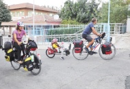 5 yaşındaki kızlarıyla 105 günde 3 bin kilometre pedal çevirdi