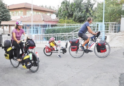 5 yaşındaki kızlarıyla 105 günde 3 bin kilometre pedal çevirdi