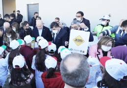 58 metre uzunluğunda, altgeçit üstgeçit ve trafik sinyalizasyonu var