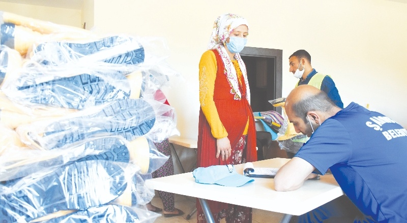 6 bin 800 çift çizme dağıtımı gerçekleştiriyor