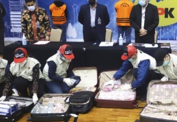 6 çanta dolusu rüşvet: Sosyal İşler Bakanı, Corona yardım fonundan yolsuzluk suçlamasıyla gözaltına alındı