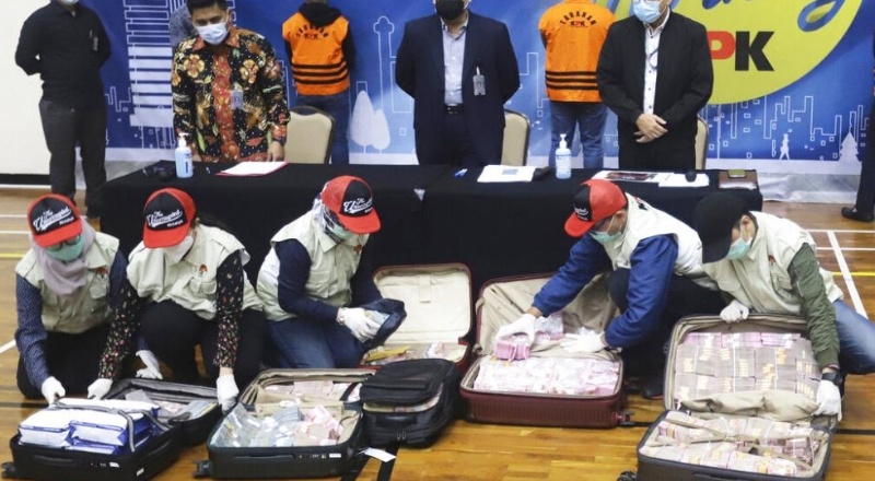 6 çanta dolusu rüşvet: Sosyal İşler Bakanı, Corona yardım fonundan yolsuzluk suçlamasıyla gözaltına alındı