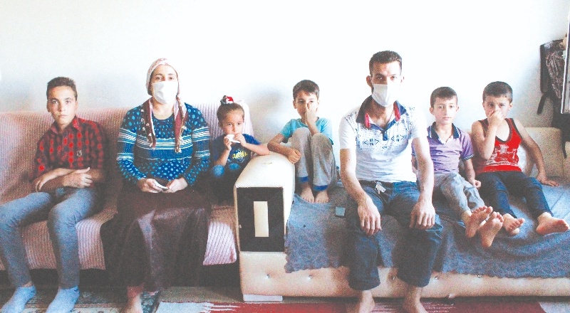 6 çocuklu aile 7 yıldır lağım suyu basan evde yaşıyor