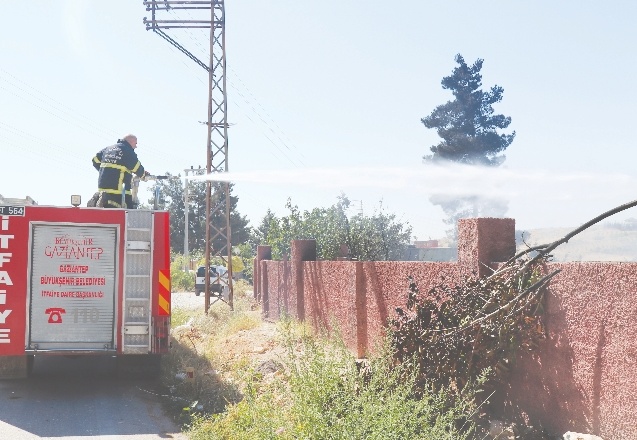 6 saatte kontrol altına alınan yangında depo ile bağ evi kullanılamaz hale geldi