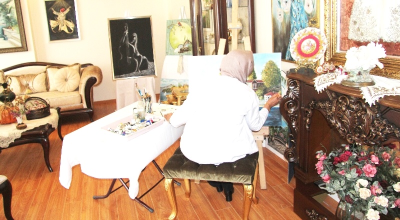 63 yaşındaki ressam, resimleriyle hayata tutundu