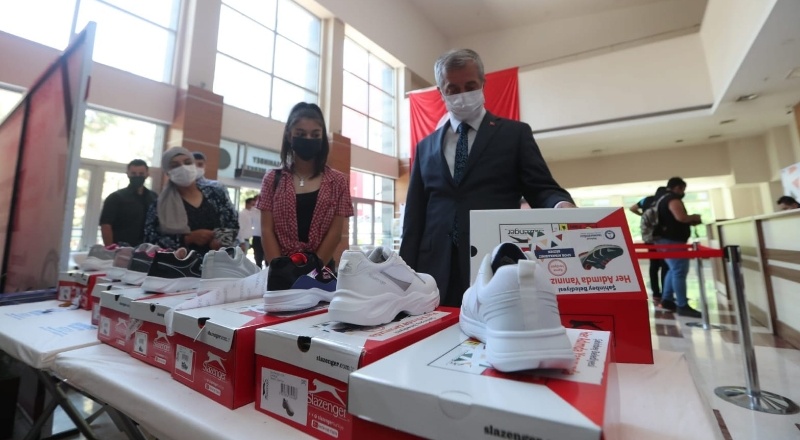 695 bin 800 adet spor ayakkabısı hediye edilecek