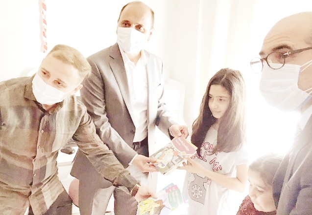 9 yetim çocuğa oda takımı ve bilgisayar hediyesi