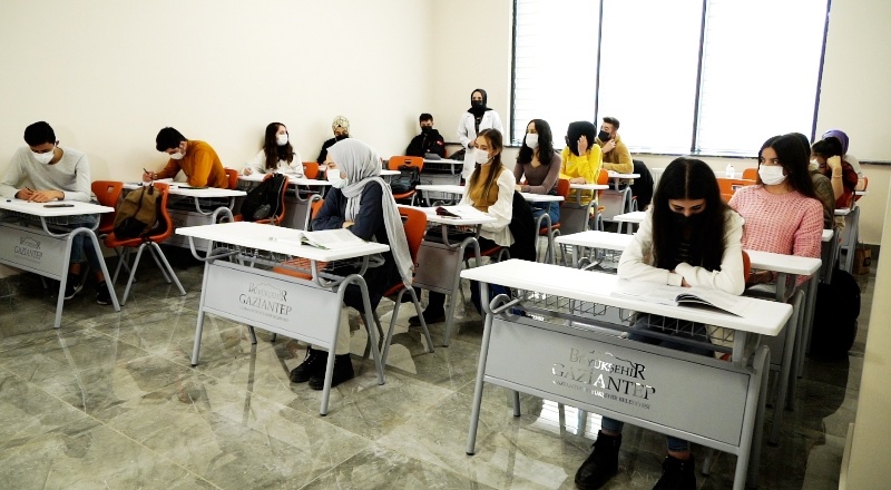 908 öğrenci ve 2 bin 196 vatandaşa eğitim veriyor