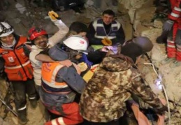 94 saat sonra enkaz altından yürüyerek çıktı, enkaz altında yakınlarını bekleyenlere umut oldu