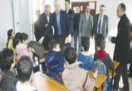 ABD heyeti Suriyeli öğrencilere kırtasiye yardımı yaptı