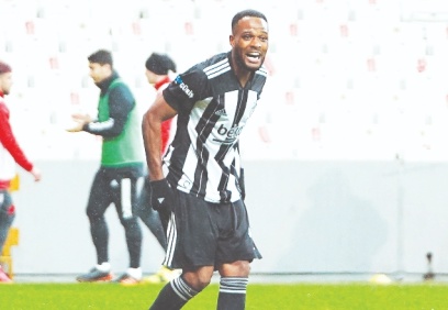 Aboubakar, Larin’i geçti