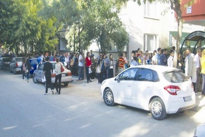 Açık öğretim Bürosu&#8217;nda izdiham yaşanıyor