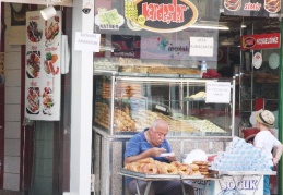 Açıkta satılan gıdalar belli bir denetimden geçirilmeli