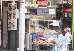Açıkta satılan gıdalar belli bir denetimden geçirilmeli