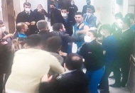 Acil serviste görevli hemşirelere saldırdılar