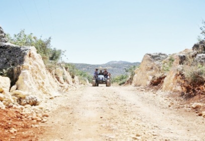 Açılan yeni yollar hasat döneminde çiftçiyi rahatattı
