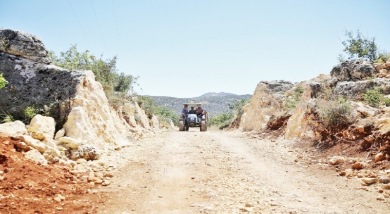 Açılan yeni yollar hasat döneminde çiftçiyi rahatattı