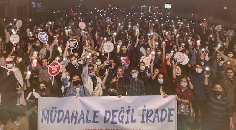 Ada ayaklandı