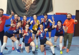 Ada Koleji Voleybol Takımı grubun şampiyonu oldu