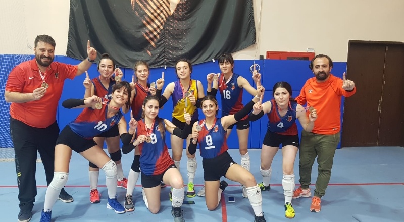 Ada Koleji Voleybol Takımı grubun şampiyonu oldu