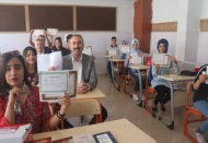 Adalet Bakanı Gül öğrencilere karnelerini dağıttı 