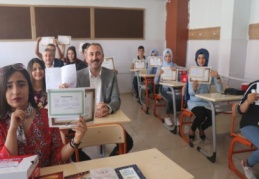 Adalet Bakanı Gül öğrencilere karnelerini dağıttı 