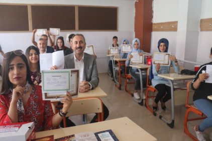 Adalet Bakanı Gül öğrencilere karnelerini dağıttı 