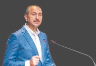 Adalet Bakanı Gül’den gençlere önemli mesaj: Kimsenin, yaşam tarzınıza müdahalesine izin vermeyin, aklınızı kiraya vermeyin!