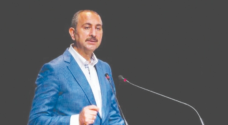 Adalet Bakanı Gül’den gençlere önemli mesaj: Kimsenin, yaşam tarzınıza müdahalesine izin vermeyin, aklınızı kiraya vermeyin!