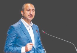 Adalet Bakanı Gül’den gençlere önemli mesaj: Kimsenin, yaşam tarzınıza müdahalesine izin vermeyin, aklınızı kiraya vermeyin!