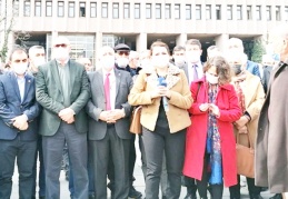 'Adalet' diyen baba dışarı çıkarılmak istendi, duruşma ertelendi