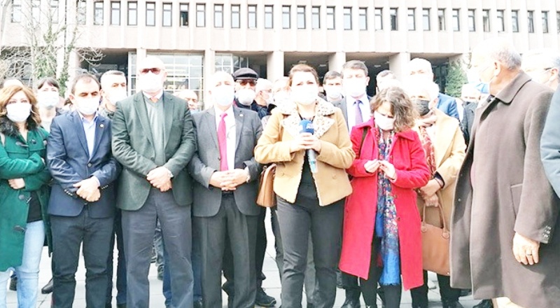 'Adalet' diyen baba dışarı çıkarılmak istendi, duruşma ertelendi