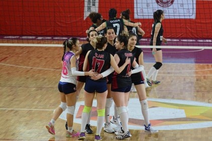 Adamspor galibiyetle başladı