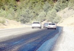 Adana, Gaziantep ve Kayseri yolunda asfalt sıcaklara dayanamadı