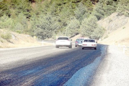 Adana, Gaziantep ve Kayseri yolunda asfalt sıcaklara dayanamadı