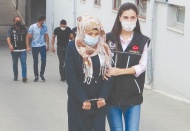 Adana'da bir otomobilin vites kutusunda 5 bin adet uyuşturucu hap ele geçirildi, araçta bulanan karı koca tutuklandı.