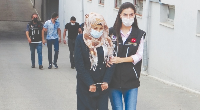 Adana'da bir otomobilin vites kutusunda 5 bin adet uyuşturucu hap ele geçirildi, araçta bulanan karı koca tutuklandı.