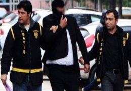 Adana'da internetten kadınlara para karşılığı jigolo temin eden bir kişi suçüstü yakalandı.