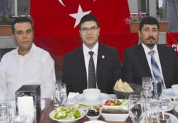 Aday adayından iftar yemeği