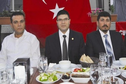 Aday adayından iftar yemeği