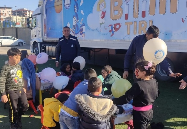 Adıyaman'daki depremzede çocuklara psikososyal destek hizmeti için Bilim Tırını Adıyaman’a gönderildi