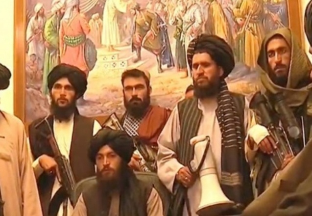 Afganistan Cumhurbaşkanı ülkesini terk etti, Taliban Başkanlık Sarayı'nda!